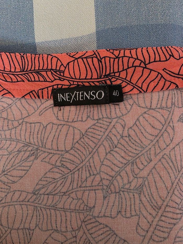 Blouse, corail a motif plumes marine, en acrylique, en excellent état, largeur d'épaule 39cm, largeur sous bras 56cm, longueur 57cm, marque In Extenso =5€ - photo numéro 7