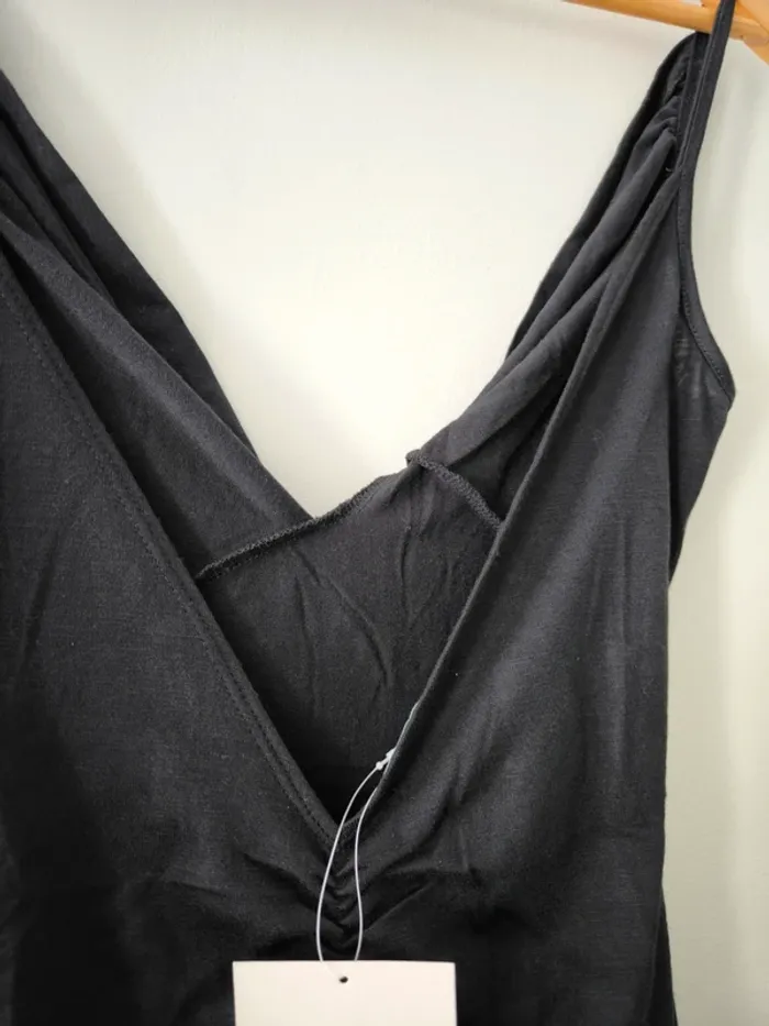 Robe noire drapée - Taille M - Neuve avec étiquette - photo numéro 4