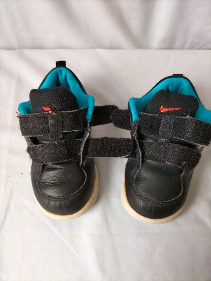 Chaussures Nike taille 22 - photo numéro 4