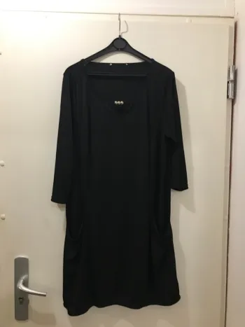 Robe noire col rond demie manches jusqu’au genoux T.U