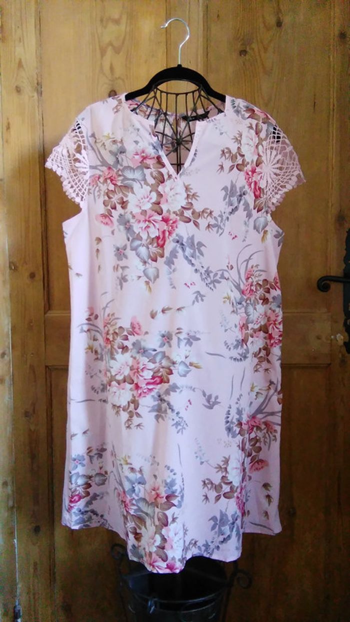 Robe rose avec imprimé floral et dentelle Shein