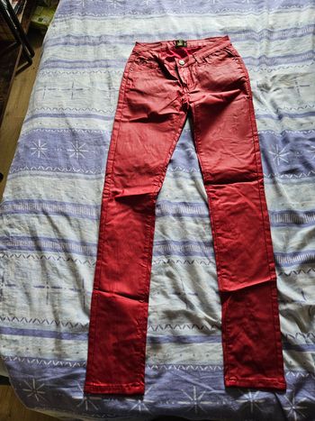 Pantalon rouge simili cuir 