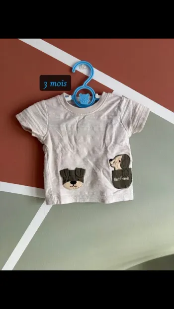 • T-shirt.