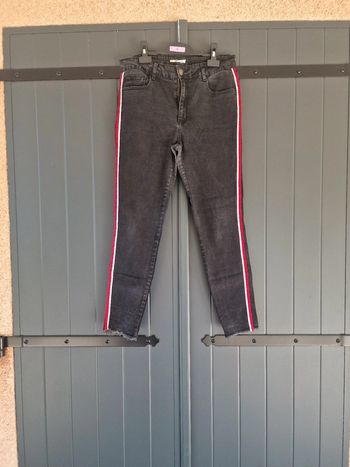 Jeans noir skinny avec rayures blanches et rouges