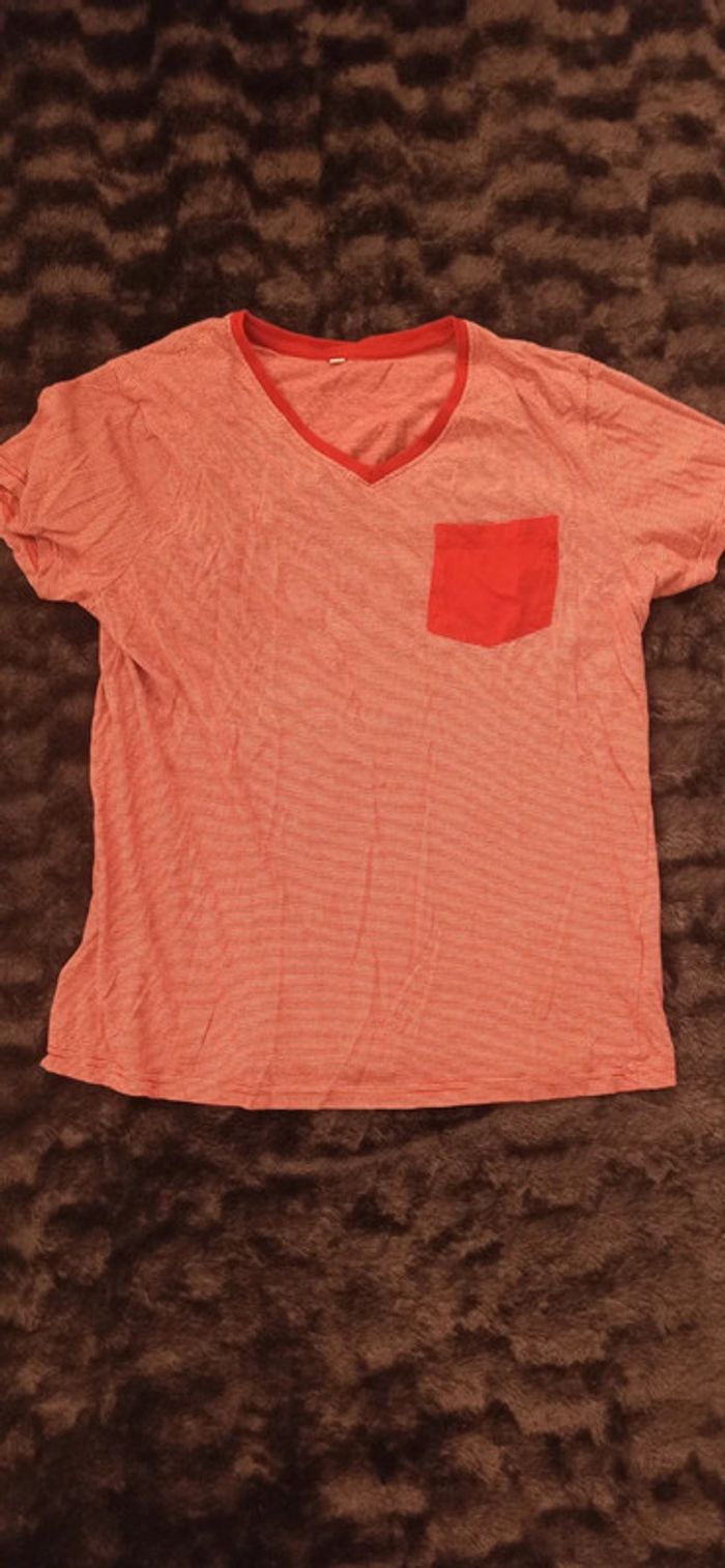 T-shirt rouge à rayure avec petite poche