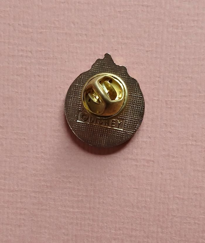 Pin's vintage: Minnie Mouse sur patins roulettes *phildar - photo numéro 5