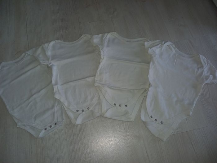 Lot de 4 bodies 18 mois