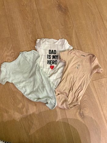 Lot 3 bodys manches courtes