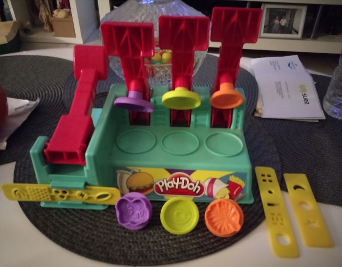 Lot Machine à burgers pâtes à modeler "Hasbro Play doh" + moules animaux et formes différentes comme neuf - photo numéro 3