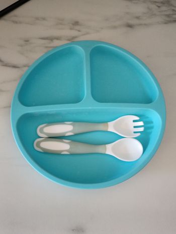 Assiette ventouse et couvert flexible