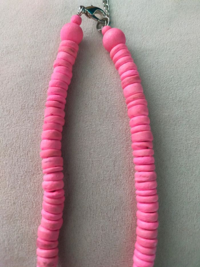 Collier ethnique rose vif en perles naturelles + grand pendentif floral nacré - photo numéro 12