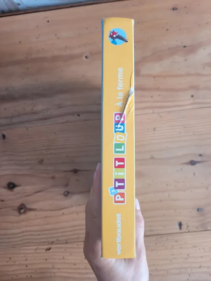 Livre cartonné à toucher P'tit Loup à la ferme - photo numéro 2