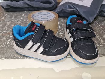 Basket adidas taille 20 bien porté mais reste en bon état