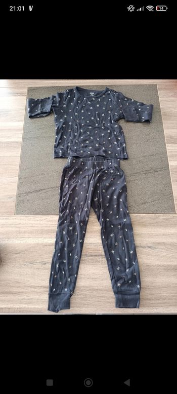 Vends un pyjama fille en très bon état 
