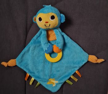 Doudou plat singe bleu et jaune - Banane - Dentition - Toys'rus