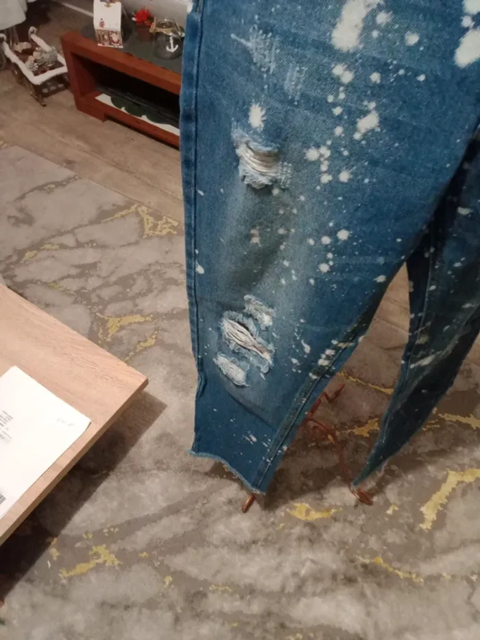 Jeans bleu troué - photo numéro 2