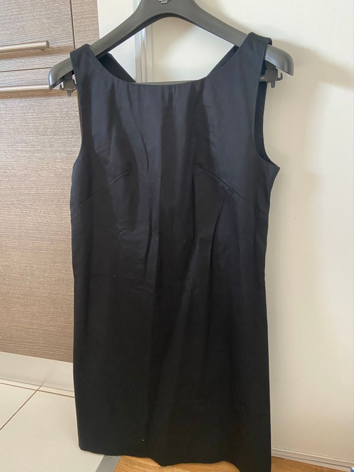 Robe noire neuve droite