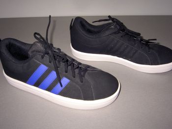 BASKETS NOIRE BANDES BLEUES A LACETS "ADIDAS" - P38 -n°11 
