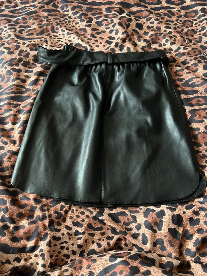 Jolie jupe similicuir noir avec ceinture à nouer - photo numéro 4