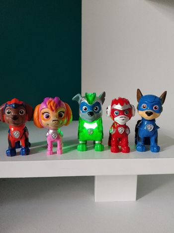 5 figurines