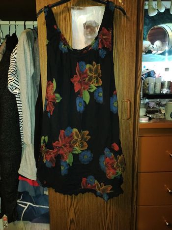 Robe noire avec fleurs