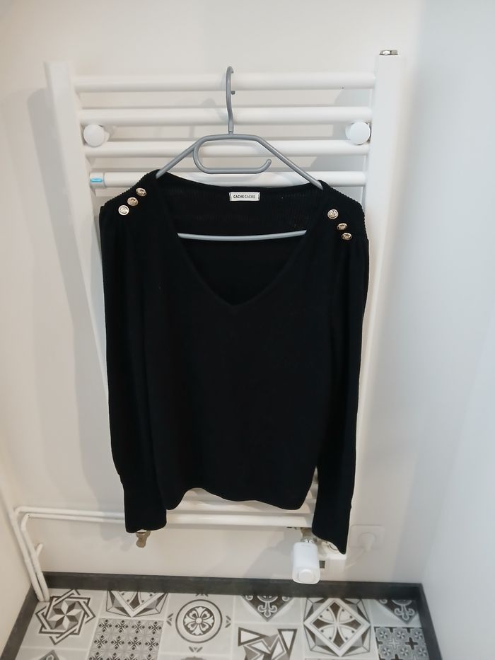 Pull femme  encolure en V,  boutons sur les épaules