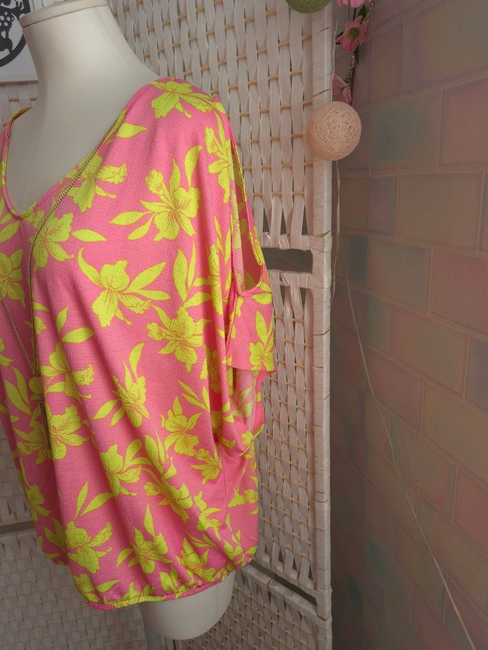 💕Jolie blouse rose poudré aux motifs floraux jaune acidulé avec collier femme TXl / 42 mosquitos 💕 - photo numéro 3
