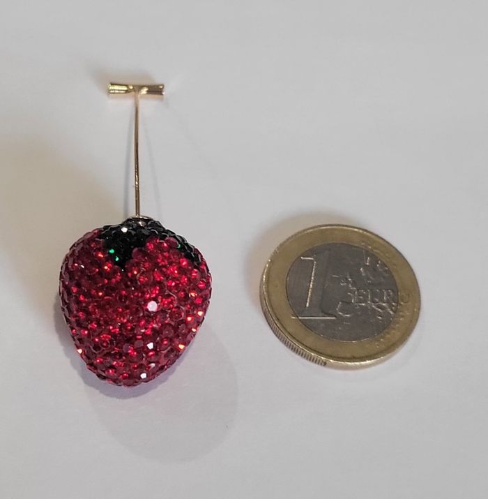 BOUCLES D'OREILLES LONGUE TIGE FRAISE STRASS ! NEUVE - photo numéro 2