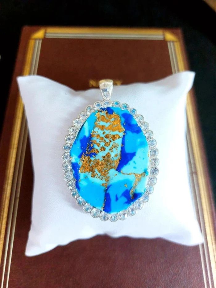 Magnifique pendentif en pâte polymere sur médaillon avec pierres blanches