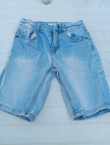 Short en jean ''slim'' de marque Kiabi et taille 9 ans