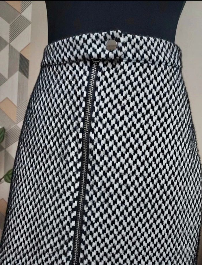 Jolie jupe neuve hiver Pimkie motif pied de poule noir et blanc
Taille 34 - photo numéro 2