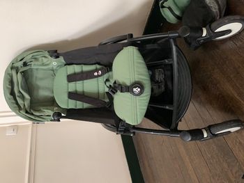 Poussette YOYO couleur olive en très bon état avec accessoires