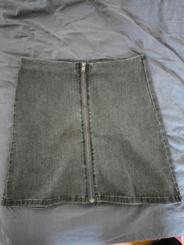 Jupe en jeans gris avec fermeture - photo numéro 3