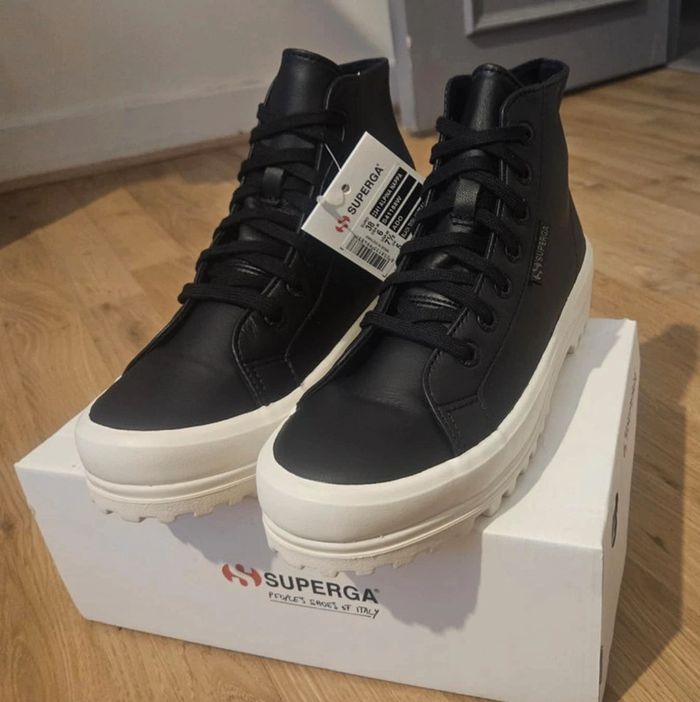 Bottines Superga en cuir noires neuves jamais portées dans leur boîte d'origine taille 38 - photo numéro 2