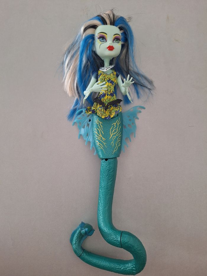 Lot 10 poupées monster high et supports - photo numéro 7