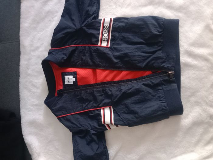 3 veste 6 ans dont une Hugo Boss