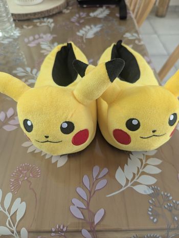 Chaussons Pikachu taille 33 