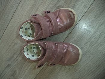 Chaussures roses à paillettes chat p.24