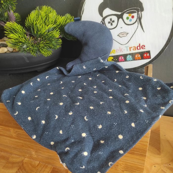 Doudou Simba Toys Kiabi Lune Bleu Marine Jaune Soleil #geektradedoudou - photo numéro 2