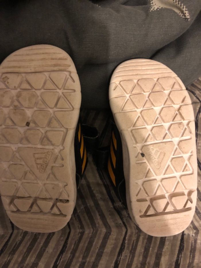 Basket adidas taille 21 en tres Bon état - photo numéro 6