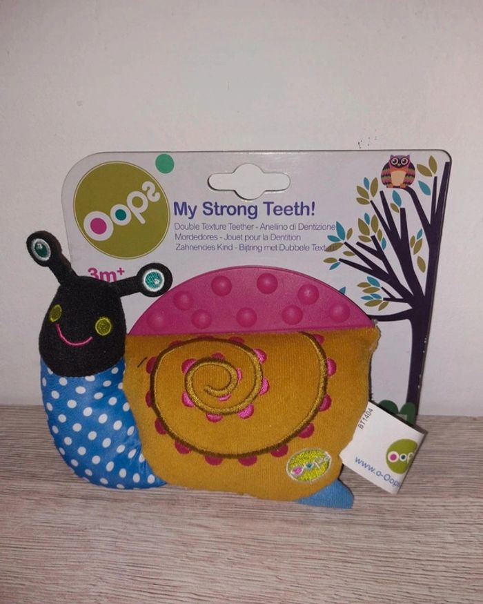 Doudou escargot et jeu pour les dents oops