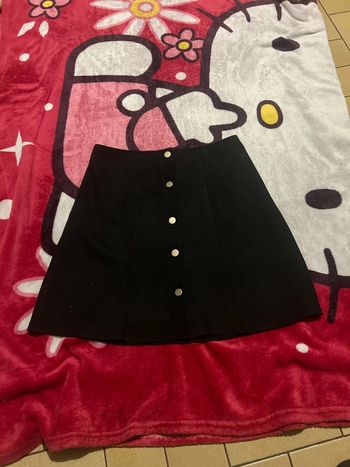 Très jolie jupe noir à pression