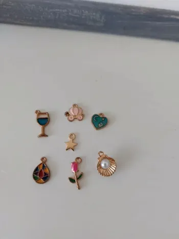 Lot de 7 charms multicolores