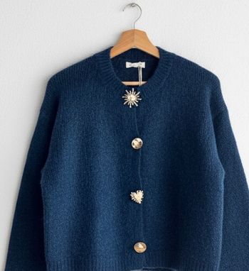 Gilet bleu marine avec bijoux boutons dorés