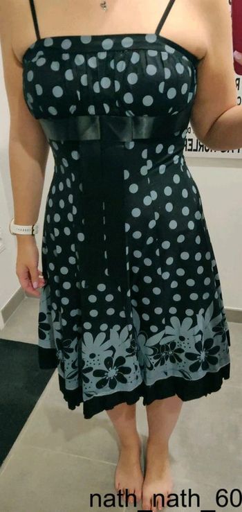 Robe noire à pois gris