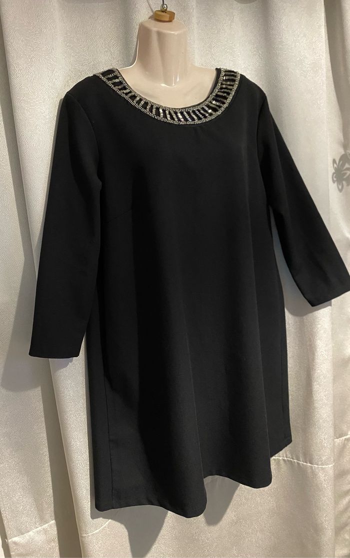 Magnifique robe perles sur l’encolure taille 4 modèle déposé - photo numéro 3