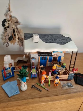 Chalet + skieurs 🎿 
Playmobil 
Complet
Excellent état