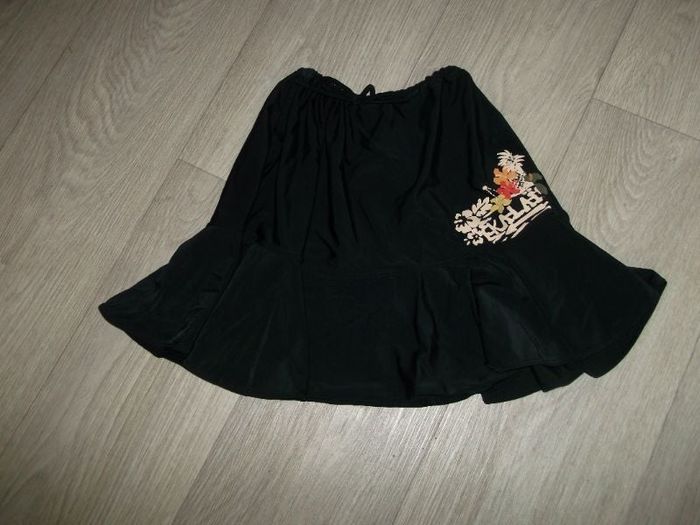 Jupe courte fluide noire et dessin 42 TBE