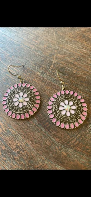 Boucles d’oreilles avec pierres , strass et fleurs