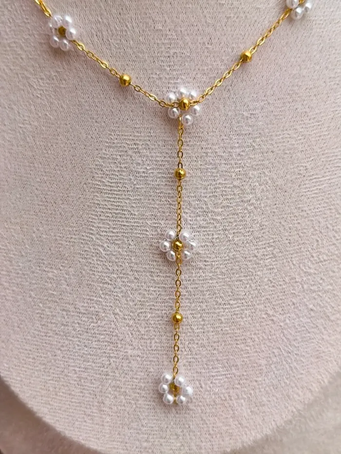 Pendentif doré en Y avec fleurs marguerites blanches nacrées - photo numéro 3